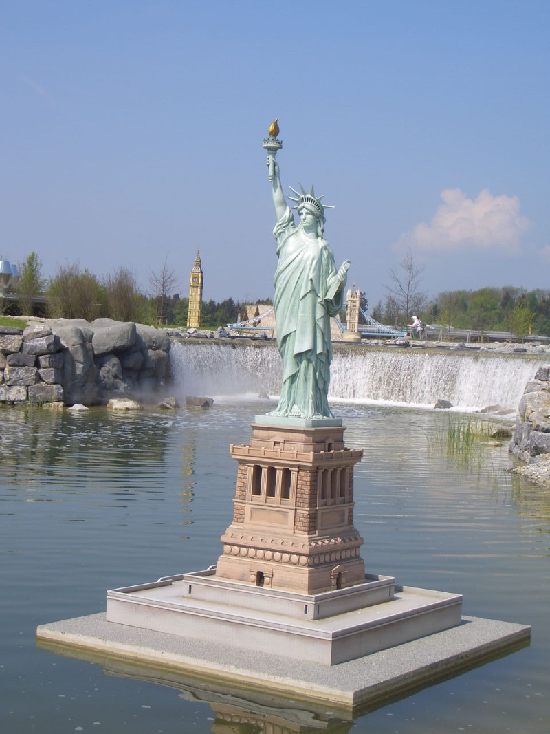 Illustration for article titled Bizarre Replicas of the Statue of Liberty and the Eiffel Tower